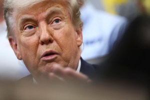 Trump pede US$ 350 bi para defesa ao Congresso dos EUA