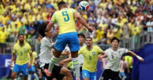 Brasil vira sobre o Japão e espera rival nas oitavas da Copa 2026