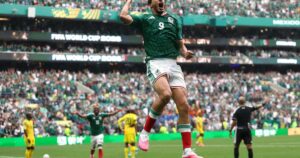 Jiménez faz gol pelo México e revive choque com David Luiz