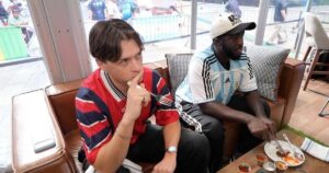 Dupla recebe US$ 50 mil para ver os 104 jogos da Copa em cubo de vidro na Times Square