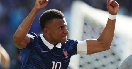 Mbappé faz dois e vira maior artilheiro da França na estreia da Copa