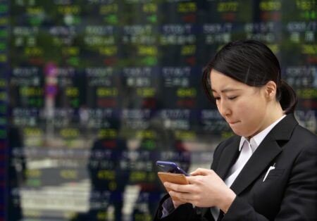 Bolsas asiáticas sobem com alívio em tecnologia; iene ronda piso de 1986