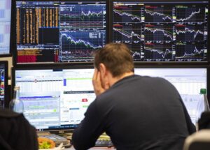 Feriado nos EUA reduz liquidez e põe risco local no radar da B3