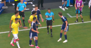 CBF envia queixa à Fifa e pede afastamento de árbitro que anulou gol de Vini Jr.