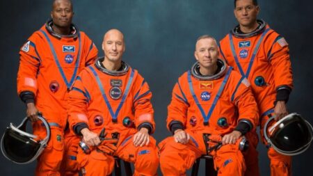 NASA escolhe astronautas da Artemis 3 para volta à Lua