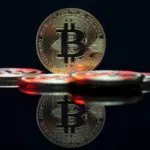 Bitcoin sustenta US$ 64 mil com volta de dinheiro aos ETFs, mas petróleo trava alta