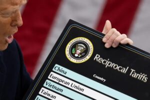 Corte dos EUA mantém tarifa de Trump e amplia disputa legal