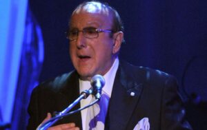 Clive Davis morre aos 94 e deixa legado com Whitney Houston e Springsteen