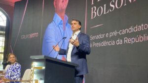 Flávio Bolsonaro vence Lula no 2º turno com 44,7% de intenções