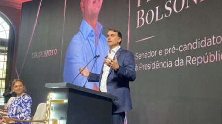 Flávio Bolsonaro vence Lula no 2º turno com 44,7% de intenções