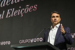 Flávio Bolsonaro compara STF a delegacia em encontro da indústria