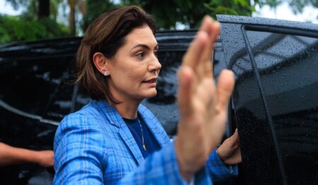 Michelle Bolsonaro acusa Flávio de humilhação por telefone e expõe racha no PL do Ceará