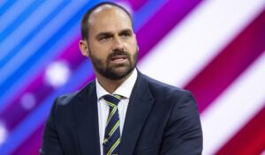 Defensoria tenta adiar julgamento de Eduardo Bolsonaro por coação no STF