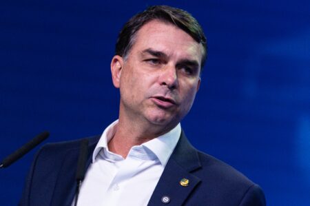 Flávio Bolsonaro busca vice mulher para recompor campanha após crise com Michelle