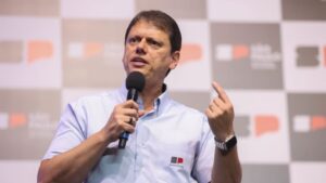 Tarcísio lidera disputa pelo governo de SP com 46%; Haddad tem 33%