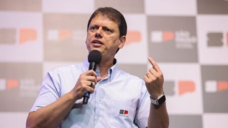 Tarcísio lidera disputa pelo governo de SP com 46%; Haddad tem 33%