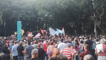 Estudantes da USP encerram greve de 54 dias por 323 a 255 em assembleia