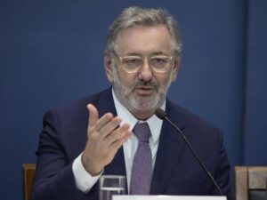 Governo lança agenda de competitividade e projeta economia de R$ 341,6 bi para empresas