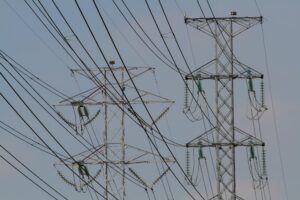Aneel aprova alta de 9,41% na transmissão de energia; conta deve subir 1,1%