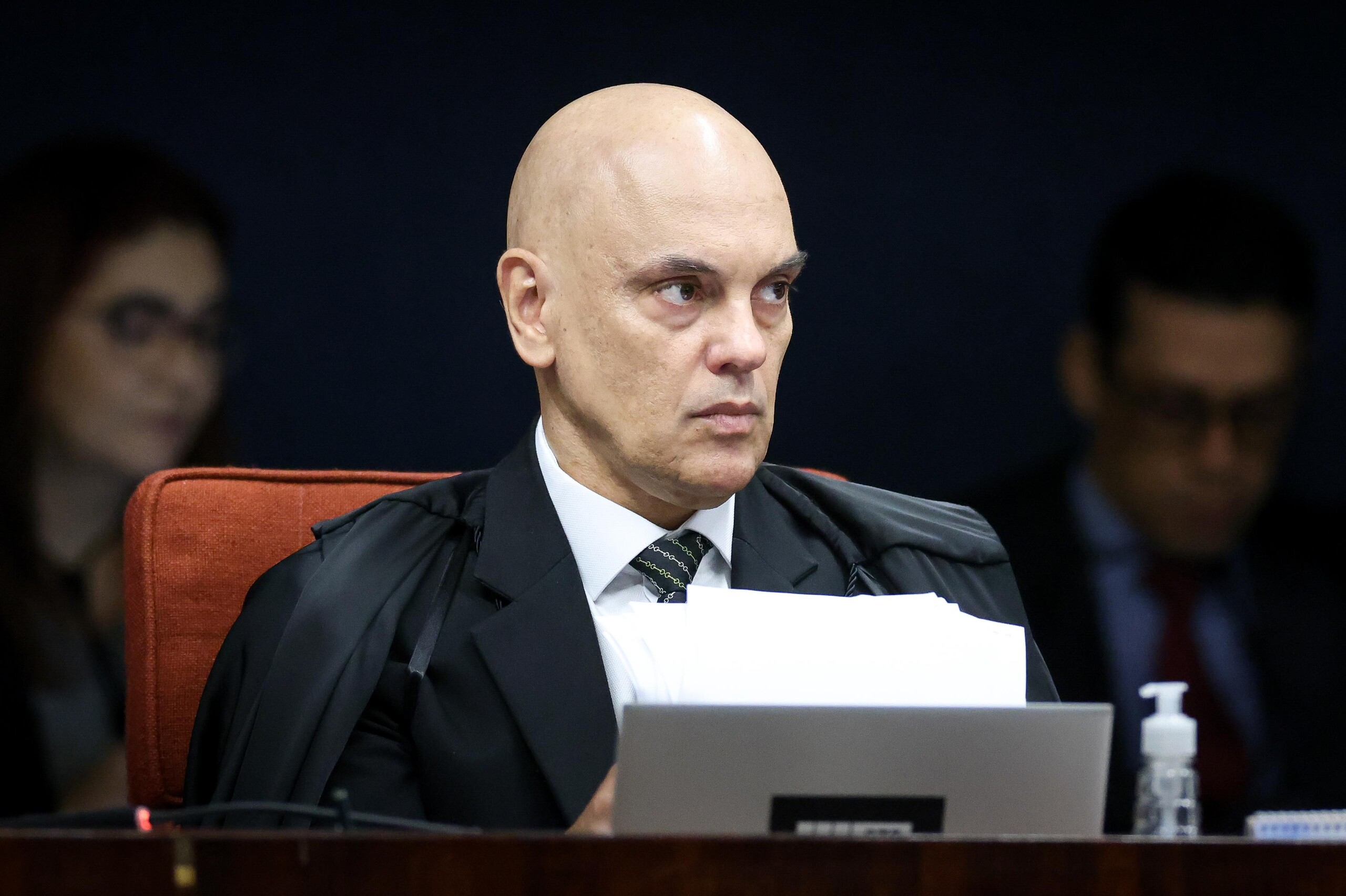Flávio Bolsonaro pode virar réu por calúnia a Lula; Moraes dá 15 dias à PGR