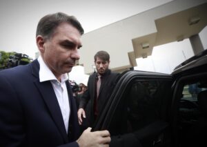 Moraes autoriza Flávio Bolsonaro a visitar Jair Bolsonaro em prisão domiciliar