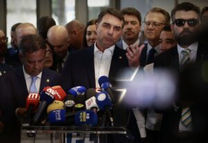 Flávio Bolsonaro atribui contato com Vorcaro a filme e tenta conter crise