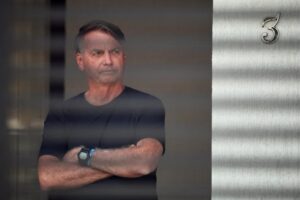 Defesa de Bolsonaro tenta barrar falta grave por arma e manter prisão domiciliar