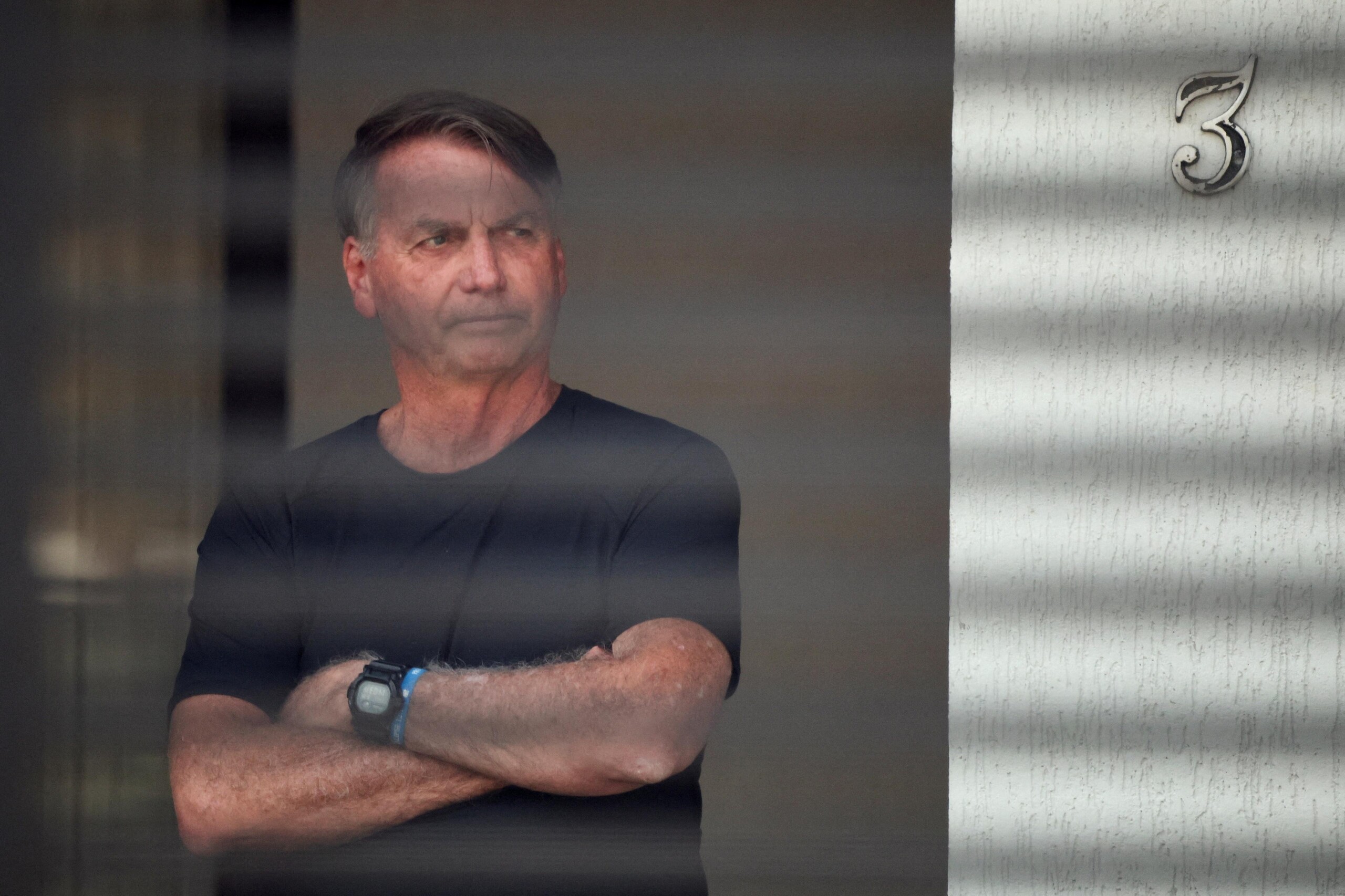 Defesa de Bolsonaro tenta barrar falta grave por arma e manter prisão domiciliar