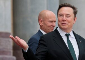 Musk perde status de trilionário após tombo de SpaceX e Tesla; fortuna recua a US$ 957 bi
