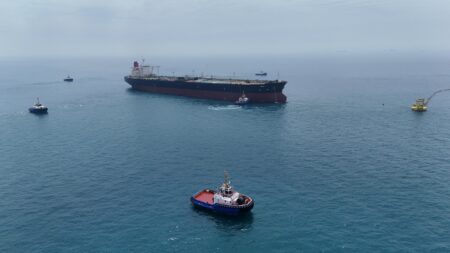 Acordo entre EUA e Irã derruba petróleo e põe Ormuz no centro do mercado