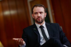 Bets ilegais movem até R$ 50 bi, diz Durigan; operação mira 37 empresas