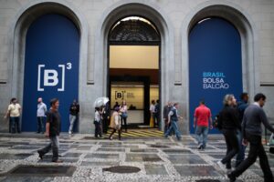Ibovespa recua com Petrobras e Vale; dólar sobe ao maior nível desde março