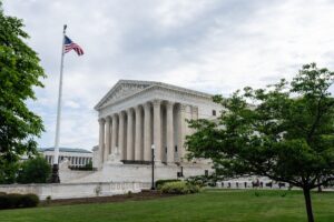 Suprema Corte dos EUA barra decreto de Trump e mantém cidadania por nascimento