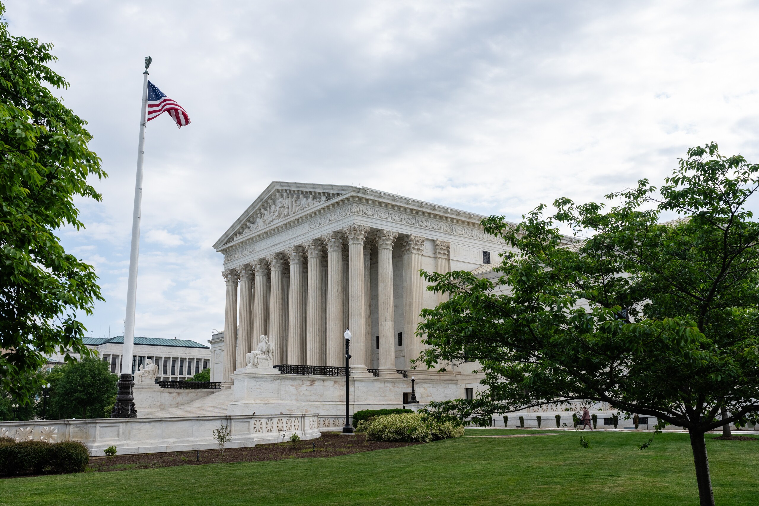 Suprema Corte dos EUA barra decreto de Trump e mantém cidadania por nascimento