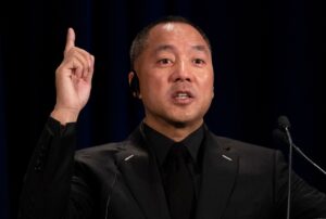 Justiça dos EUA condena Guo Wengui a 30 anos por fraude de US$ 1 bilhão