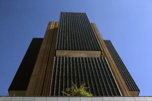 BC eleva projeção de inflação para 5,2% e trava cortes da Selic por risco fiscal