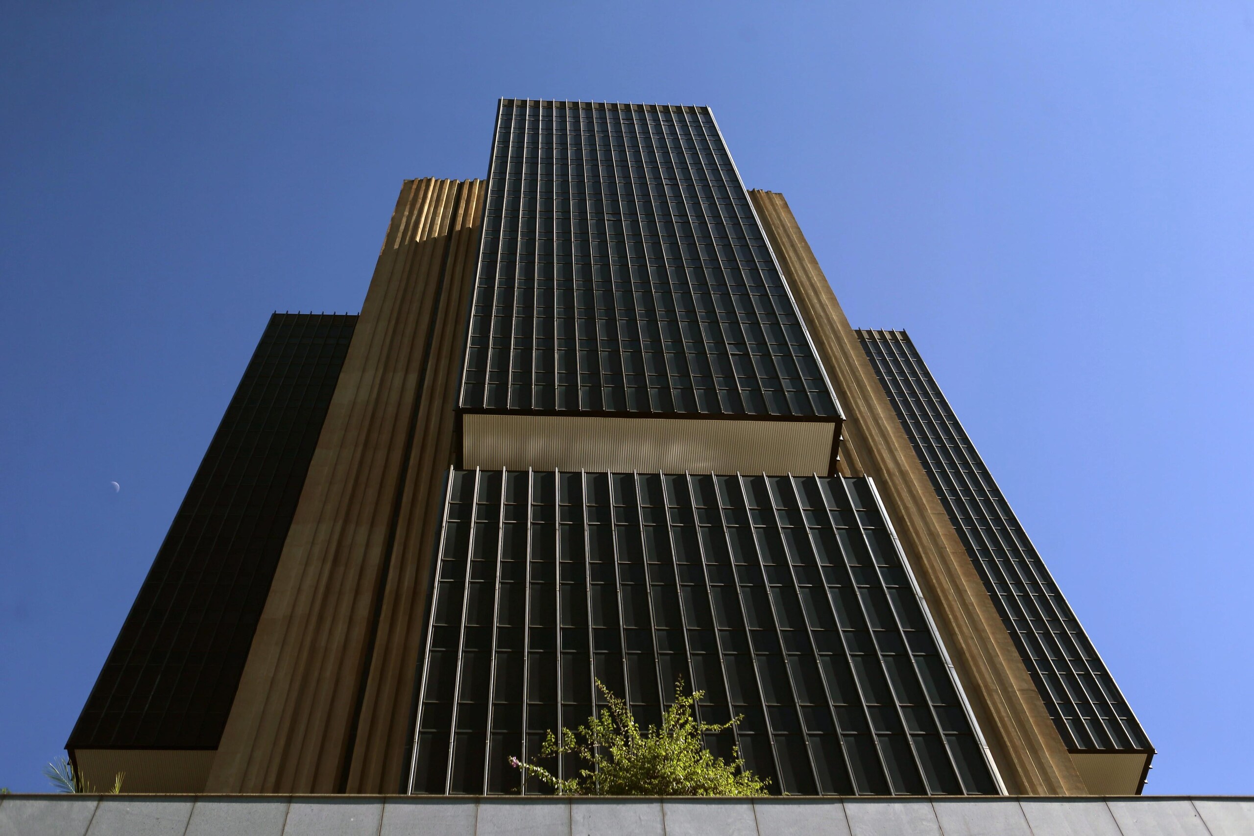 BC eleva projeção de inflação para 5,2% e trava cortes da Selic por risco fiscal
