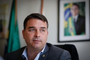 Flávio Bolsonaro falta a 43% das votações nominais do Senado em 2026