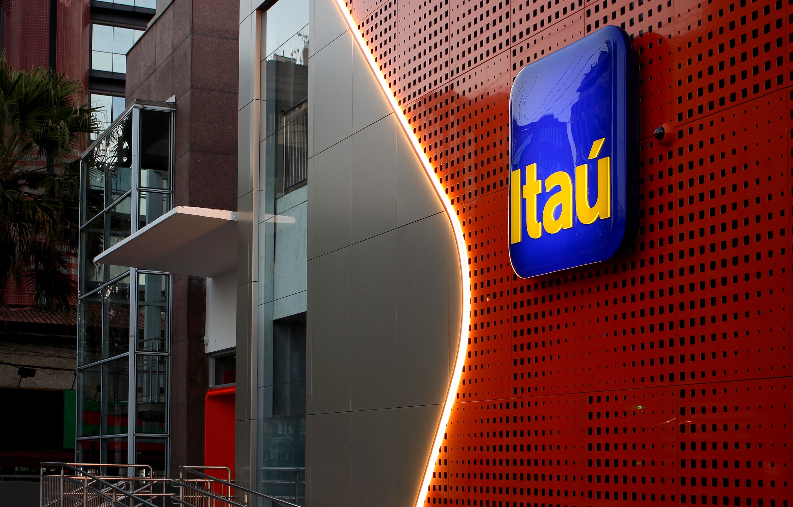 Após quase 8 anos no híbrido, Itaú exige 3 dias presenciais por semana a partir de 2028