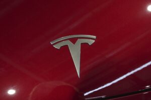 Suécia pede veto europeu ao sistema da Tesla que pode superar limite de velocidade