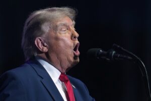 Trump ameaça postos nos EUA e cobra gasolina a US$ 2,50 por galão