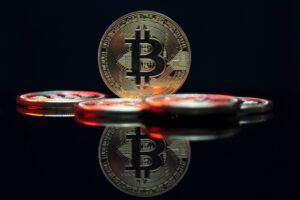 Bitcoin perde US$ 60 mil com saída de ETFs e renova mínima do mês