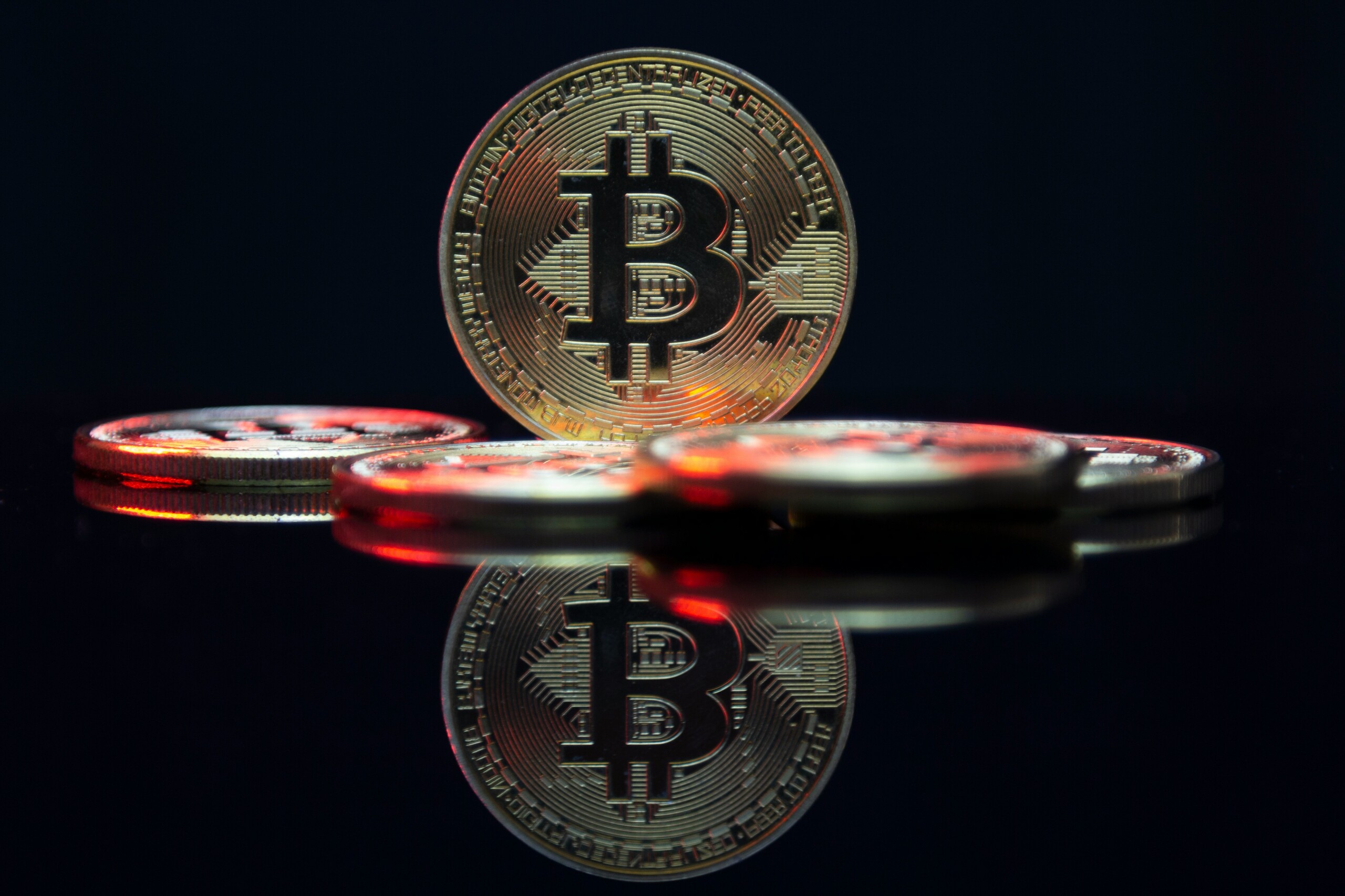 Bitcoin perde US$ 60 mil com saída de ETFs e renova mínima do mês