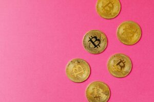 Fuga de US$ 444 mi em ETFs derruba bitcoin abaixo de US$ 60 mil; queda de 33% está no radar