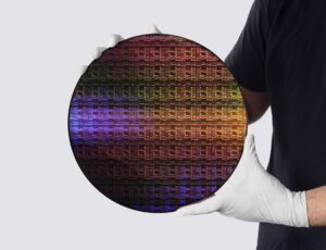 IBM anuncia primeiro chip do mundo abaixo de 1 nanômetro e dobra capacidade para IA