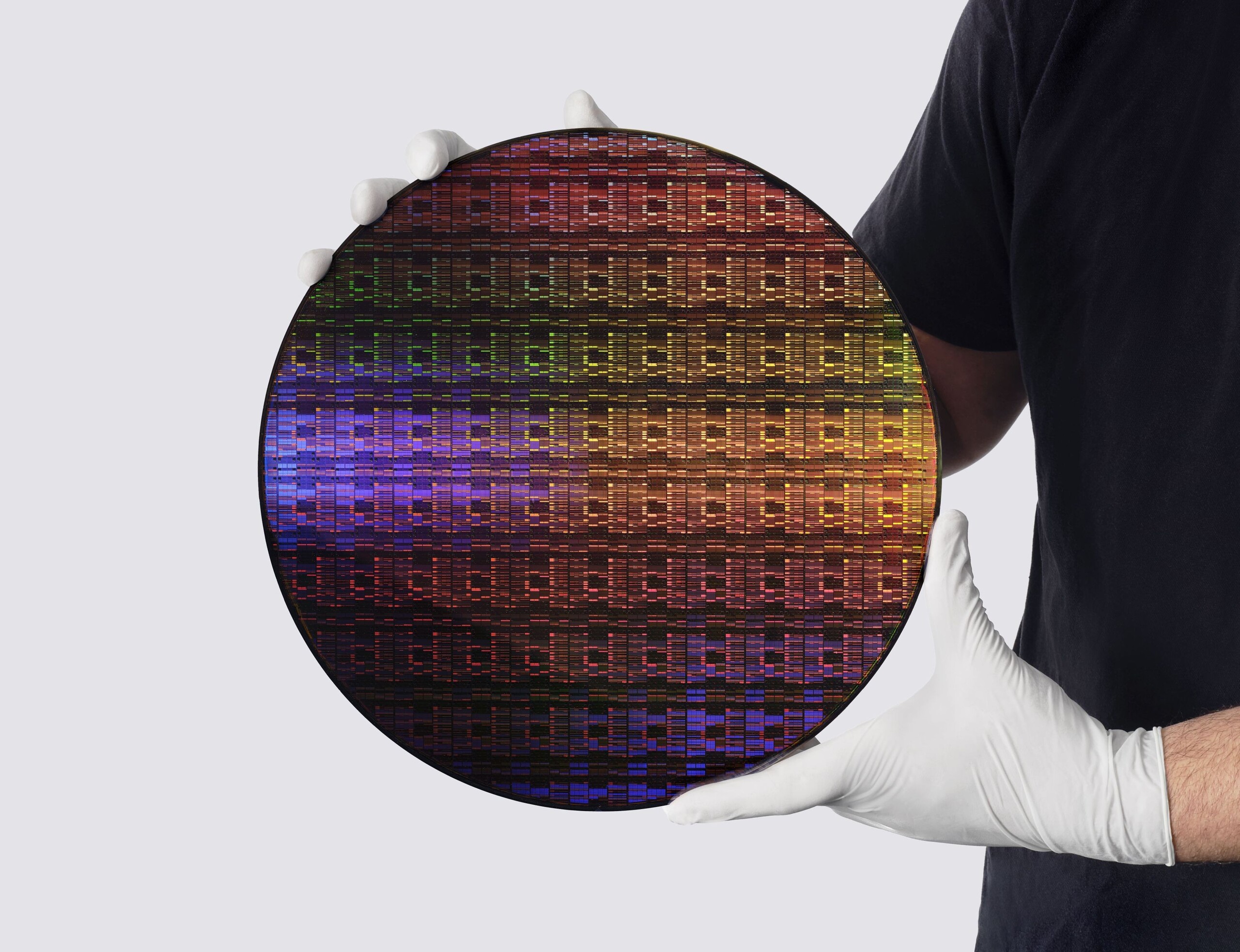 IBM anuncia primeiro chip do mundo abaixo de 1 nanômetro e dobra capacidade para IA