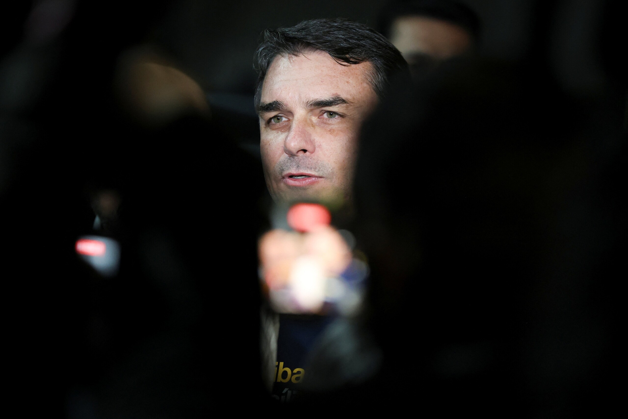 Flávio Bolsonaro descarta Caiado e Zema como vice e expõe impasse na direita