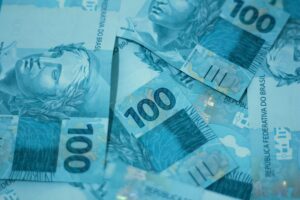 Dívida federal rompe R$ 9 trilhões com juros e emissão de títulos