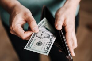 Pedidos de seguro-desemprego nos EUA sobem acima do esperado