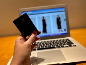 Compras até US$ 50 perdem taxa federal, mas ICMS continua e varejo reage